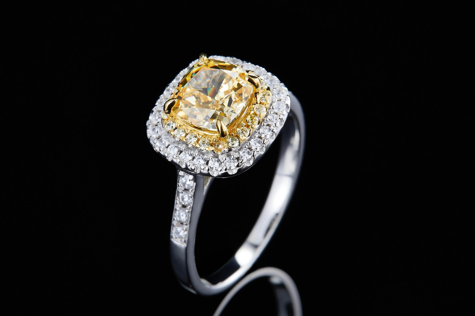 2 CT. cushion zircon Ring IMG 4